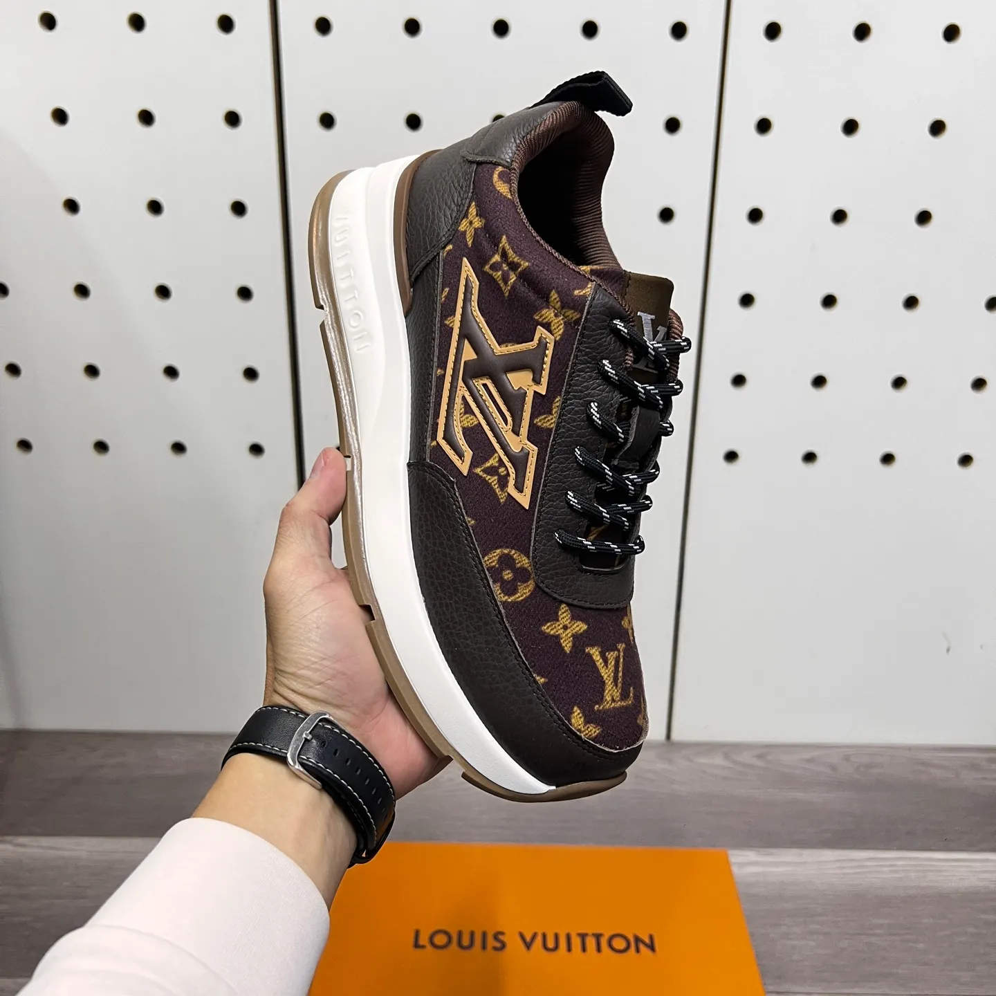 Factory price: 438💰LVZhe's new casual sports shoes for men👉 👉 Fashionable and versatile, 💞 simple and elegant style, 🔊 The fabric is made of imported cowhide with original fabric, ☑️Sheepskin feet inside, original wear-resistant rubber outsole, exclusive new style, actual shot, three colors available, code number: 38-44, (45 can be customized)